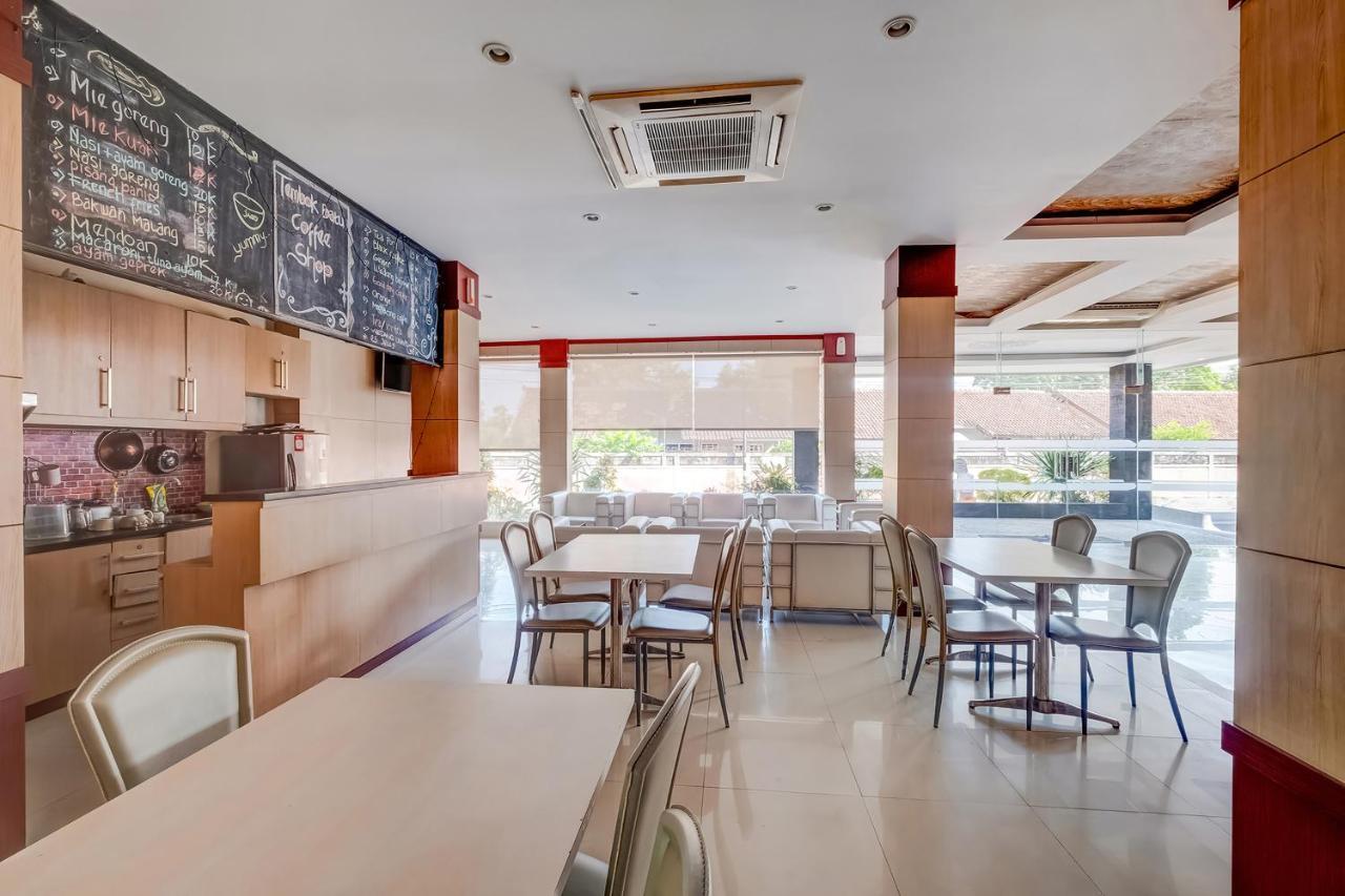 Oyo Flagship 3726 Tembok Batu Residence Tugu ภายนอก รูปภาพ