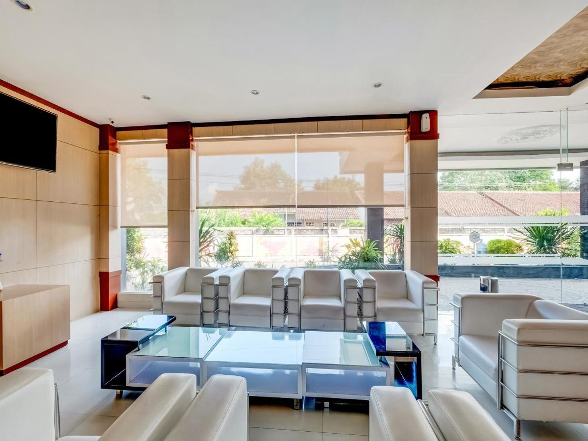 Oyo Flagship 3726 Tembok Batu Residence Tugu ภายนอก รูปภาพ