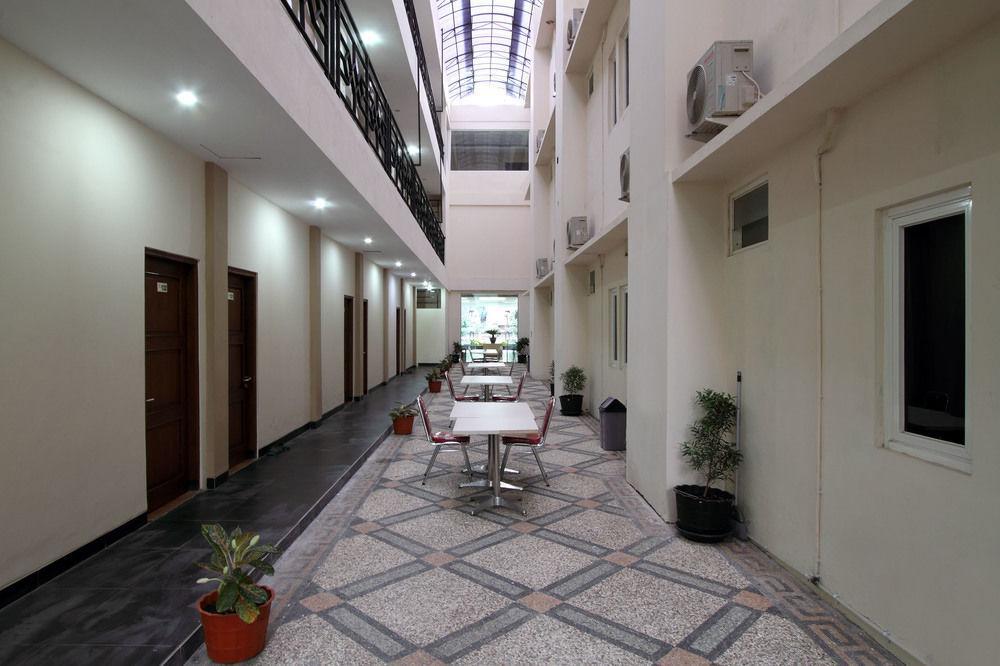 Oyo Flagship 3726 Tembok Batu Residence Tugu ภายนอก รูปภาพ