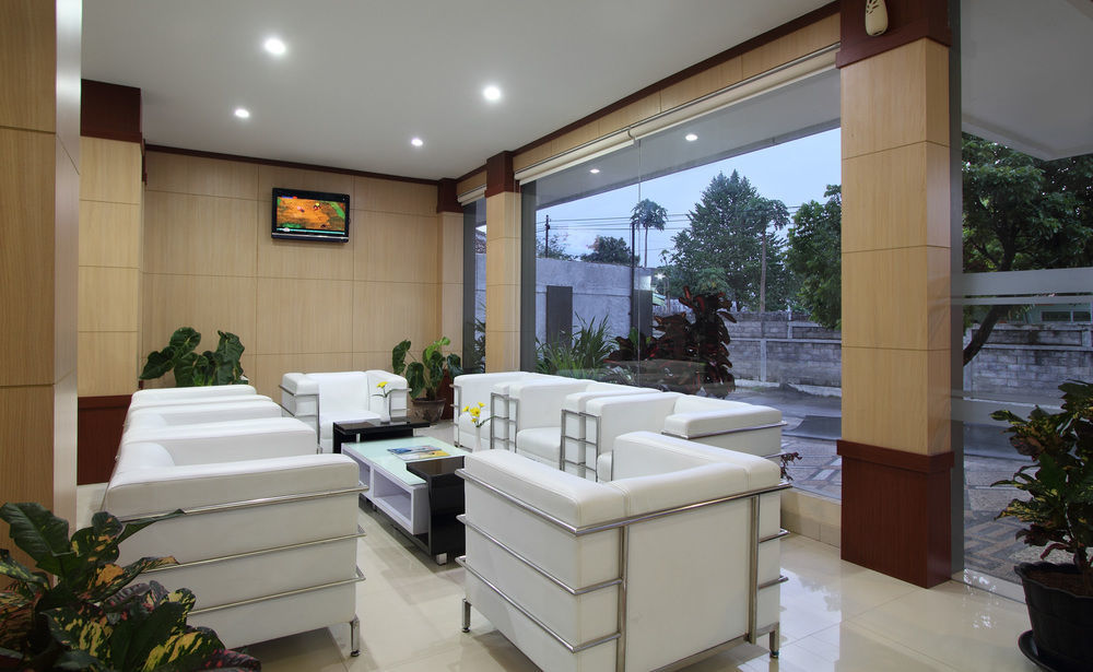 Oyo Flagship 3726 Tembok Batu Residence Tugu ภายนอก รูปภาพ